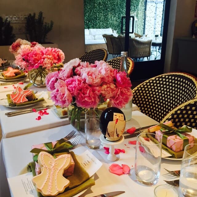 La decoración del lugar se inundó en tonos verdes y rosados.