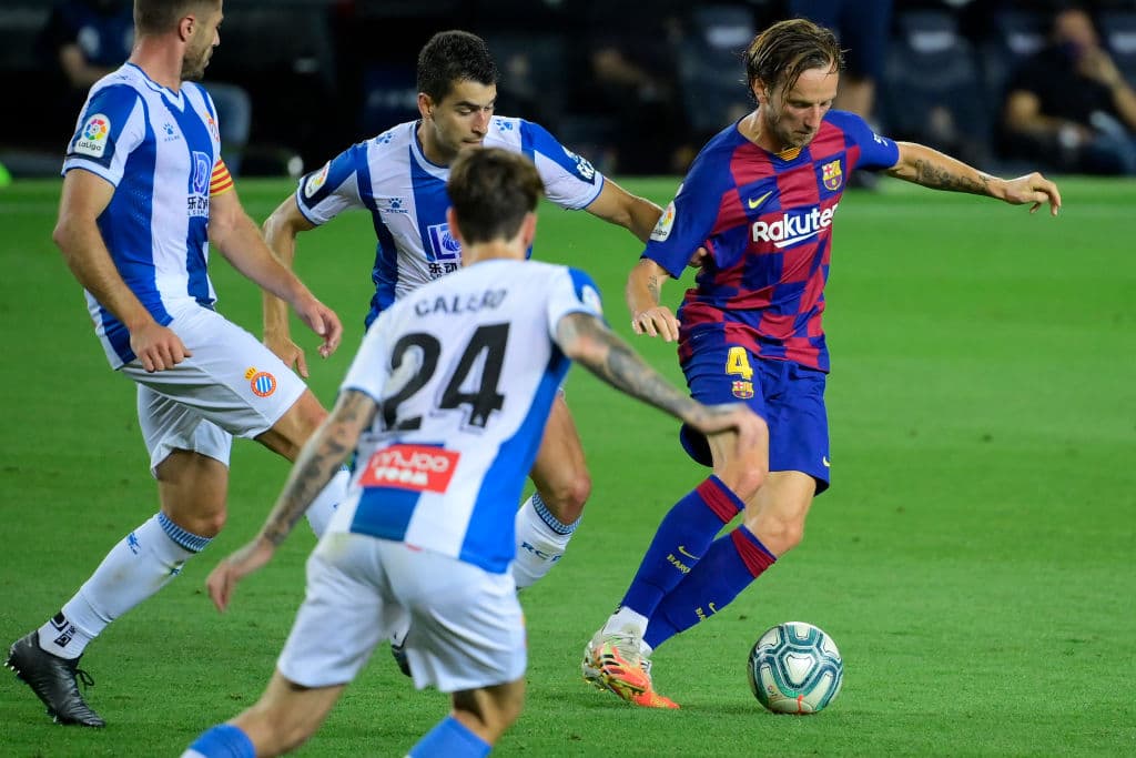 Ivan Rakitic es presionado por tres jugadores del Espanyol, pero el Croata no se desespera y logra apoyarse con con Gerard Piqué.