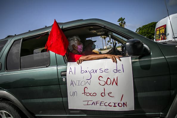 Actualmente, los Centros para el Control de Enfermedades (CDC, por sus siglas en inglés) 
<a href="https://wwwnc.cdc.gov/travel/notices/warning/coronavirus-global" target="_blank">colocan a Puerto Rico en el nivel 3 de advertencia</a> que indica que solo se recomiendan viajes esenciales y pese a eso, los turistas siguen llegando. 
<b>La conversación ya ha llegado a la diáspora puertorriqueña y un puñado de la comunidad caribeña expresan sobre lo que ven desde San Antonio, Texas. </b>