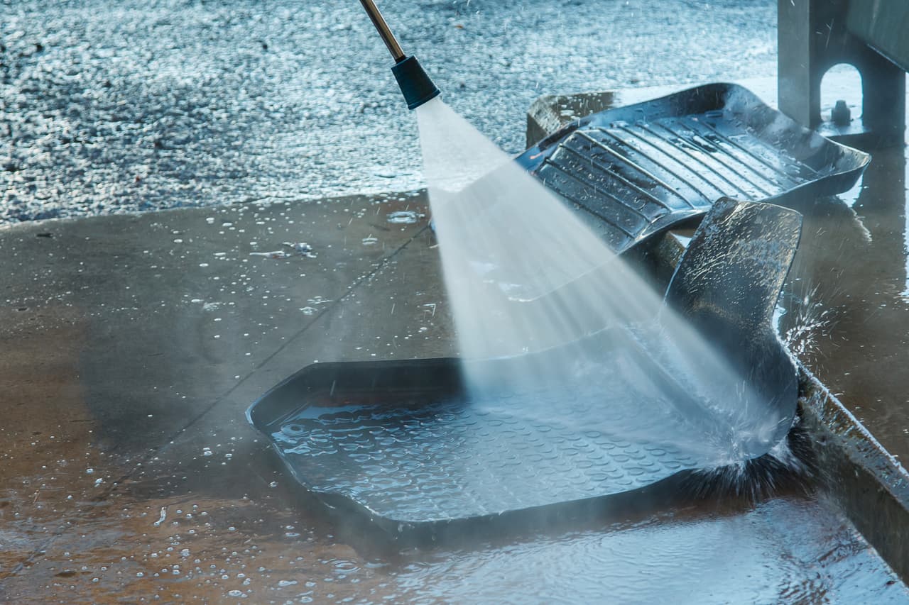 <b>Poner las alfombras o tapetes cuando todavía están húmedos.</b> Claro, una vez estén limpios, asegúrate de colocarlos de nuevo en su lugar siempre y cuando estén completamente secos, así evitas que la humedad cree moho en el suelo del vehículo.