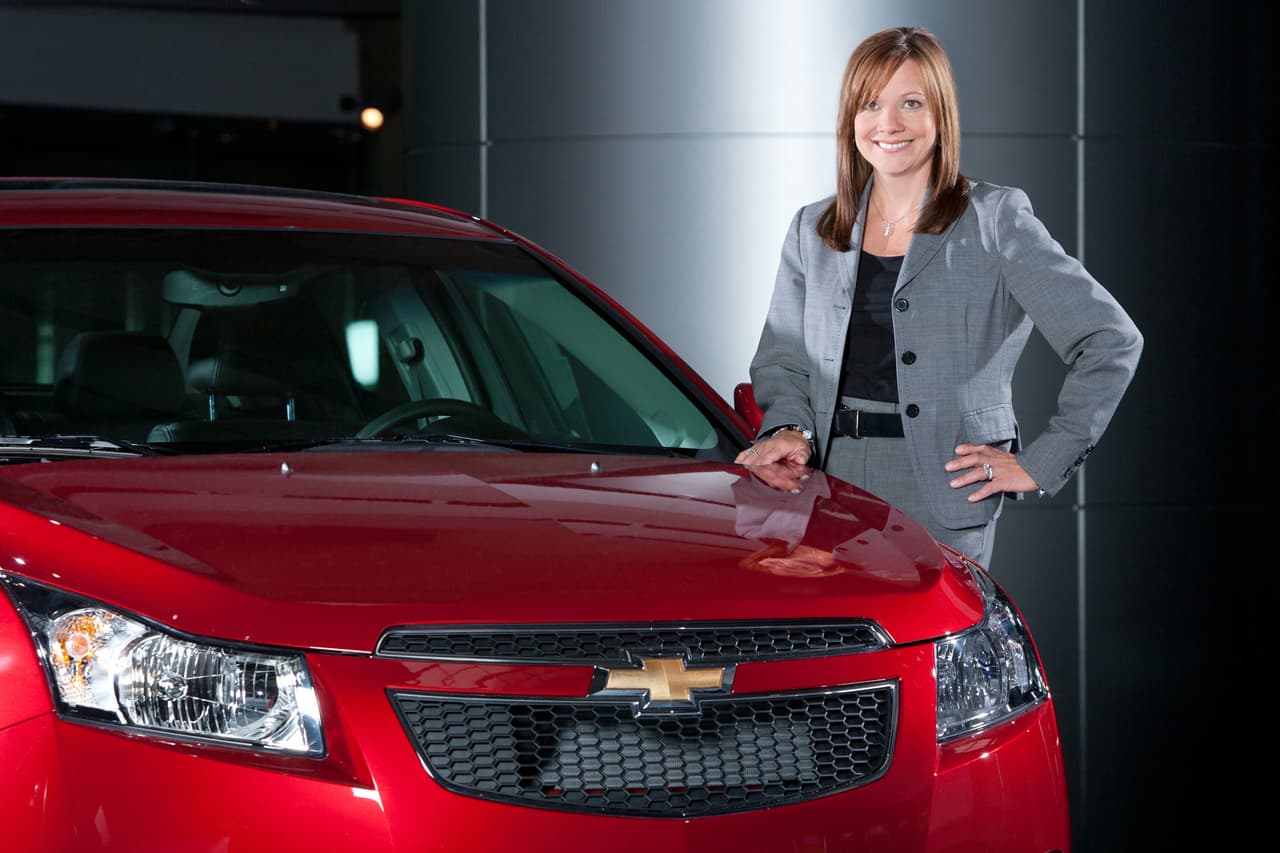 <h3 class="cms-H3-H3"><b>Mary Barra</b></h3>
<br>
<br>La presidente de General Motors, el fabricante de automóviles más grande de Estados Unidos, llegó al olimpo de la industria automotriz estadounidense sin haber cumplido aún los 52 años de edad, culminando así una meteórica carrera en la corporación para la que su padre trabajó como herrero por casi 40 años.
<br>
<br>Barra sustituyó a Dan Akerson, el primer jefe de la GM después de la quiebra y reorganización de 2009, a finales de 2013 y ha tenido la difícil tarea de consolidar la tenue rentabilidad del gigante industrial que apenas 5 años antes había tenido que pedir ayuda de fondos públicos. Bajo la jefatura de Barra la compañía ha tomado decisiones difíciles como la
<b><a href="http://www.univision.com/noticias/autos/brexit-y-20-anos-de-perdidas-hacen-que-general-motors-se-deshaga-de-sus-operaciones-europeas" target="_blank">venta de sus operaciones europeas</a></b> pero también logrado sólidas ganancias y un envidiable portafolio de productos.
<br>