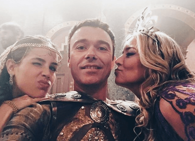 ¿Te has preguntado cómo se ven los actores de esta serie sin caracterización alguna? Aquí te mostramos cómo lucen las personalidades que participan en esta producción fuera del set de grabación.