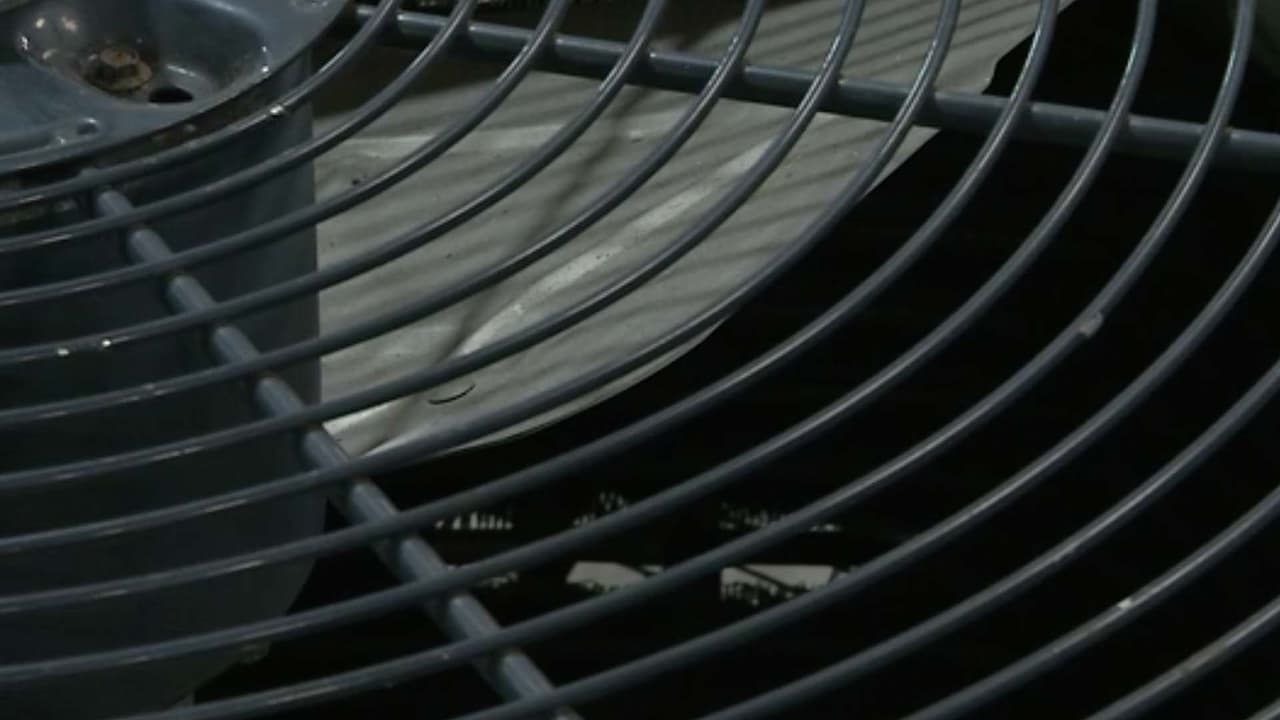 Por ejemplo, si la temperatura este fin de semana llega a 100 grados Fahrenheit, es importante poner el aire a 75 máximo en casa para evitar que se arruine. 
<br>