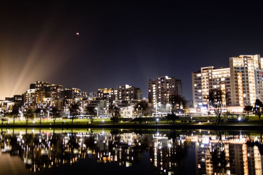 Eclipse total de luna: la 'Luna de sangre' vista sobre la zona residencial de Kyongru-Dong, en el Distrito Central de Pionyang, Corea del Norte.