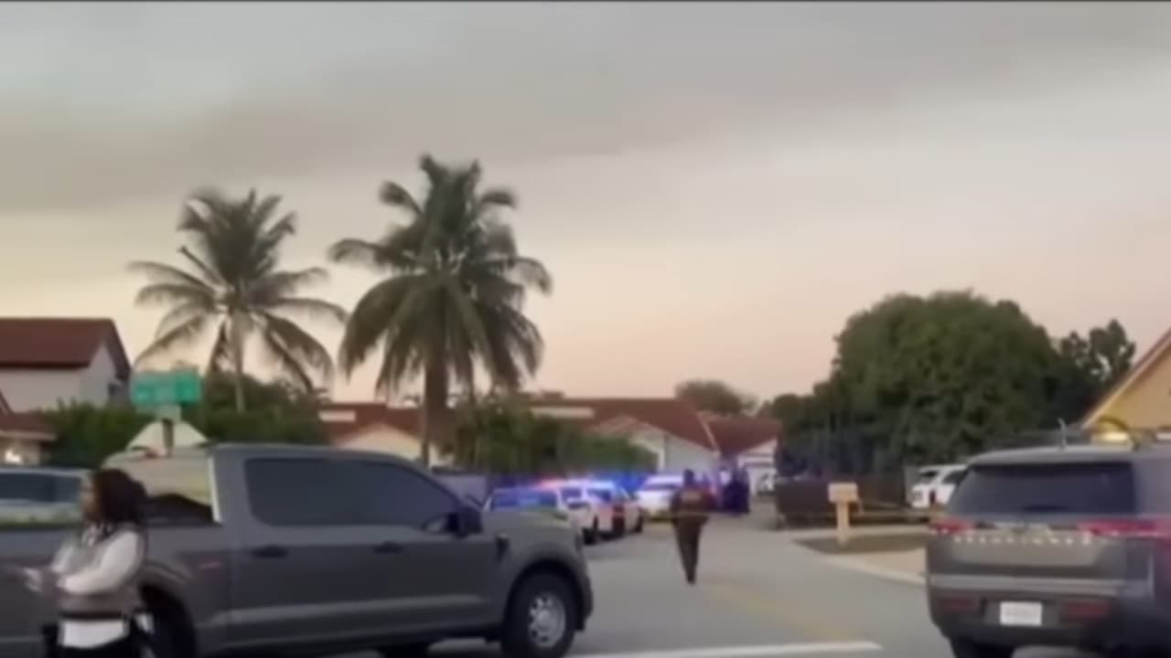 Una llamada al 911 terminó con una mujer muerta en su casa por disparos de la policía
