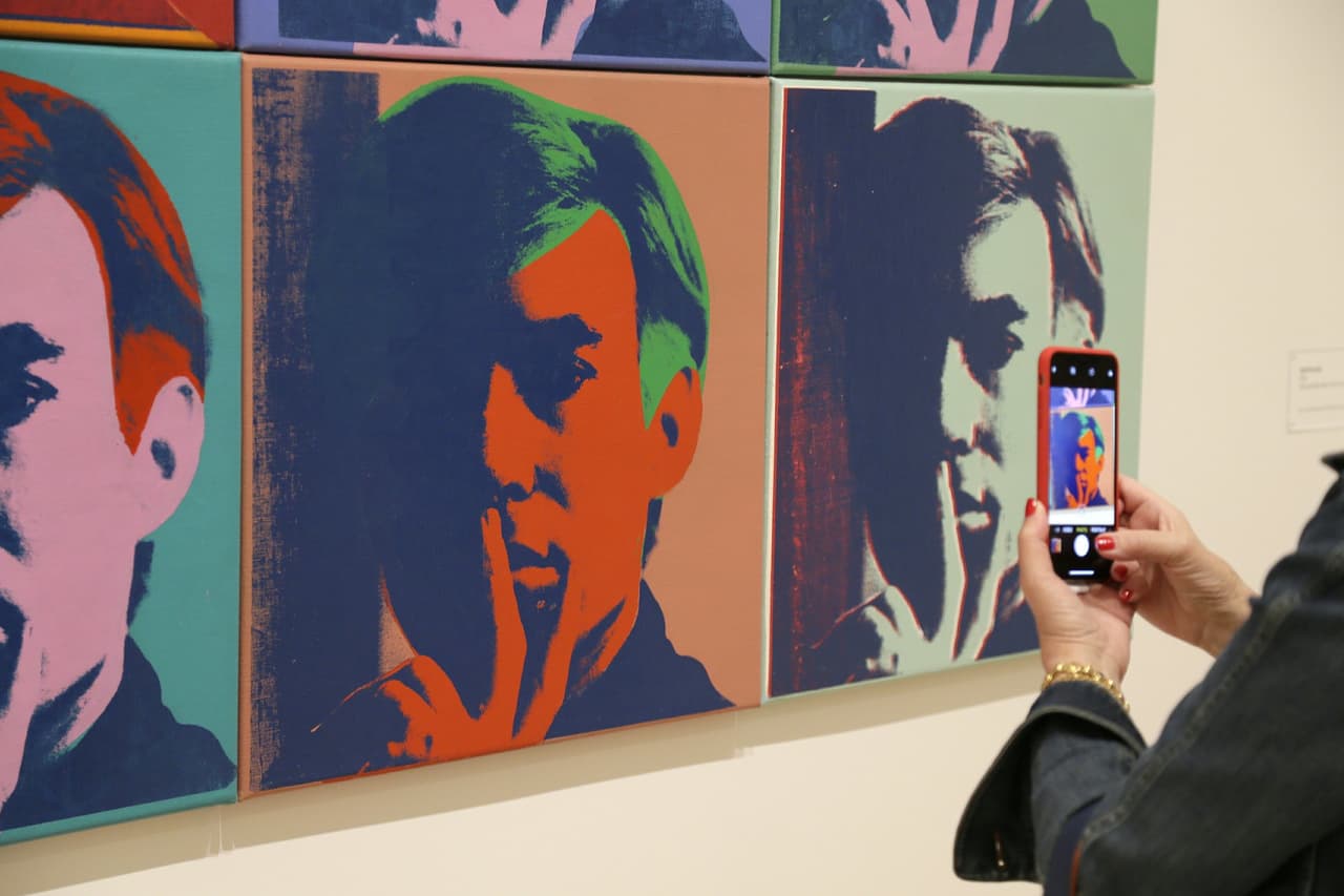 La exposición retrospectiva de la obra de Andy Warhol se inauguró esta semana en el Museo de Arte Moderno de San Francisco. Con sus principales trabajos, los curadores buscan mostrar cómo sus retratos le daban a sus musas un escaparate similar al que hoy en día brindan las redes sociales.