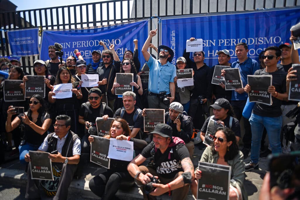 Periodistas protestan frente a la Corte Suprema en Ciudad de Guatemala, el sábado 4 de marzo de 2023.