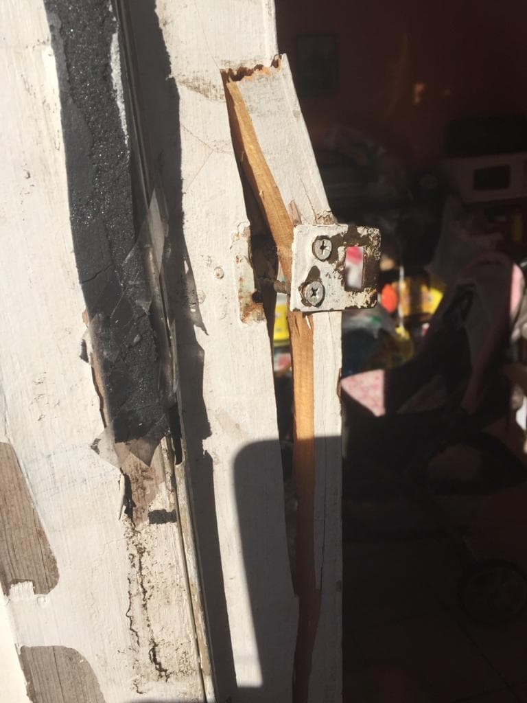 La cerradura que, según la familia, rompieron agentes al entrar a su hogar.