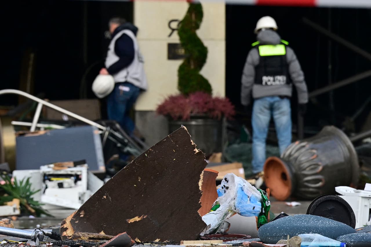 Había trozos de cristales rotos y muebles dañados esparcidos por todas partes. La legisladora alemana Sandra Weeser, que se alojaba en el hotel cuando estalló el acuario, declaró que se había despertado por 
<b>"una especie de onda expansiva"</b>.