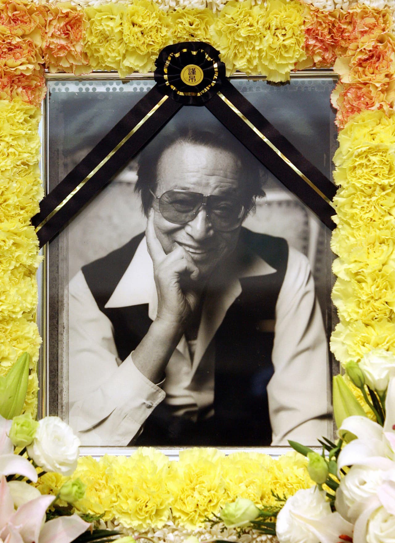 <h3 class="cms-h3-H3">2. Secuestraron a un director para que hiciera Godzilla comunista</h3>
<br>
<br>Shin Sang-ok (FOTO) era en Corea del Sur algo así como el Orson Welles de la época, el hombre que había revolucionado la cinematrografía de su país. En 1978, su carrera, sin embargo, cobró un giro inesperado. Él y su esposa, una afamada actriz, fueron secuestrados por agentes de Corea del Norte. Después de años de vejaciones en una prisión, un día, Shin Sang-ok entendió el propósito por el que lo había raptato el régimen: querían que con su genialidad creara un Godzilla en versión comunista.
<br>