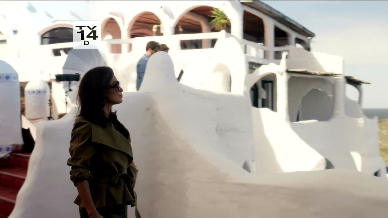 Los detalles del lugar en la sesión de fotos de Eliza, fueron aprovechados cuando Carolina se acercó a interrumpir su llamada telefónica con Arturo.