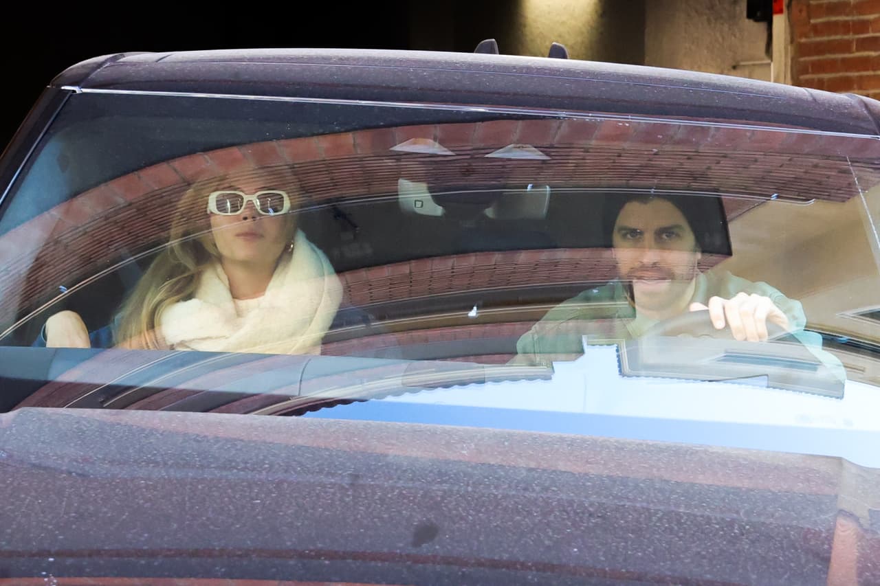 Tras mantenerse mucho más discreto, Piqué reapareció la mañana del 3 de febrero en compañía de su actual pareja, Clara Chía Martí. 
<br>