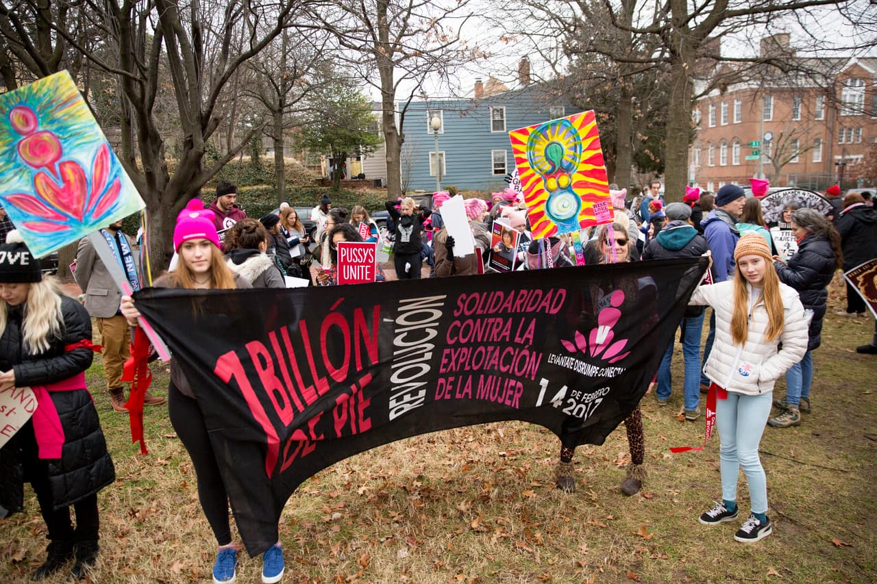Un grupo de personas en el Garfield Park de Washington DC en solidaridad con causas hispanas de inmigración.