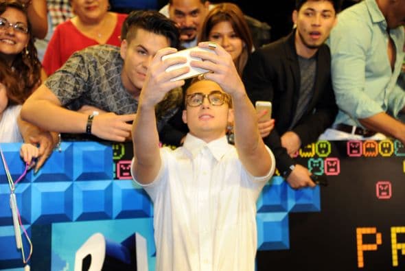 Nos encantan los selfies. We can't get enough of them! Y si no, pregúntenle a los que desfilaron la alfombra de Premios Juventud.