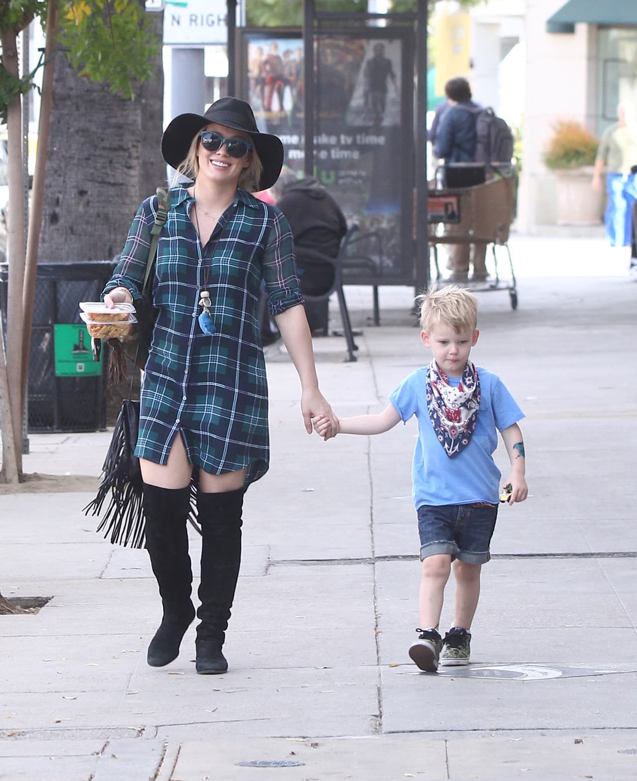 La estrella siempre llama la atención de la prensa con sus causales pero sexys estilos.