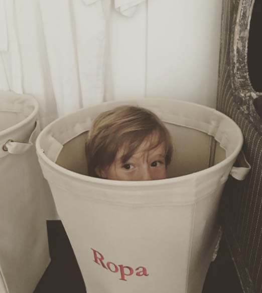 Mateo es un niño lleno de alegría y felicidad. De vez en cuando le gusta jugarle bromas a su mami.