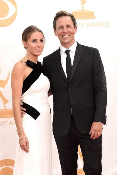 Los trajes que lucieron las damas en los Premios Emy demuestran que el arte de llamar la atención estaba concentrado en llevar y lucir cada pieza, regia, con detalles inesperados, como un toque de color o simplicidad de líneas. Telas suaves o flotantes, colores sosegados o llamativos, diseños sobrios o atrevidos. Míralos todos y ¡copia lo que más te guste!, ahora llega la temporada de fiestas y tú puedes lucir como las estrellas.