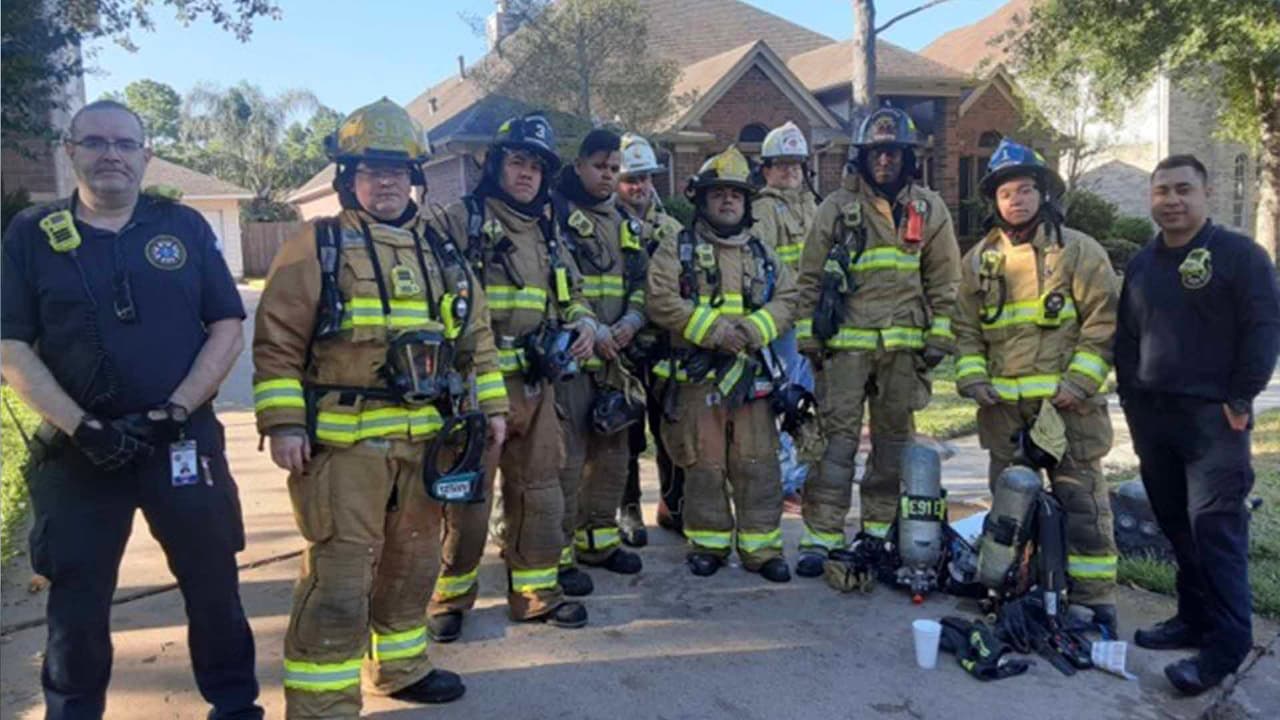 Bomberos voluntarios pudieron rescatar a las mascotas sin pérdidas que lamentar.