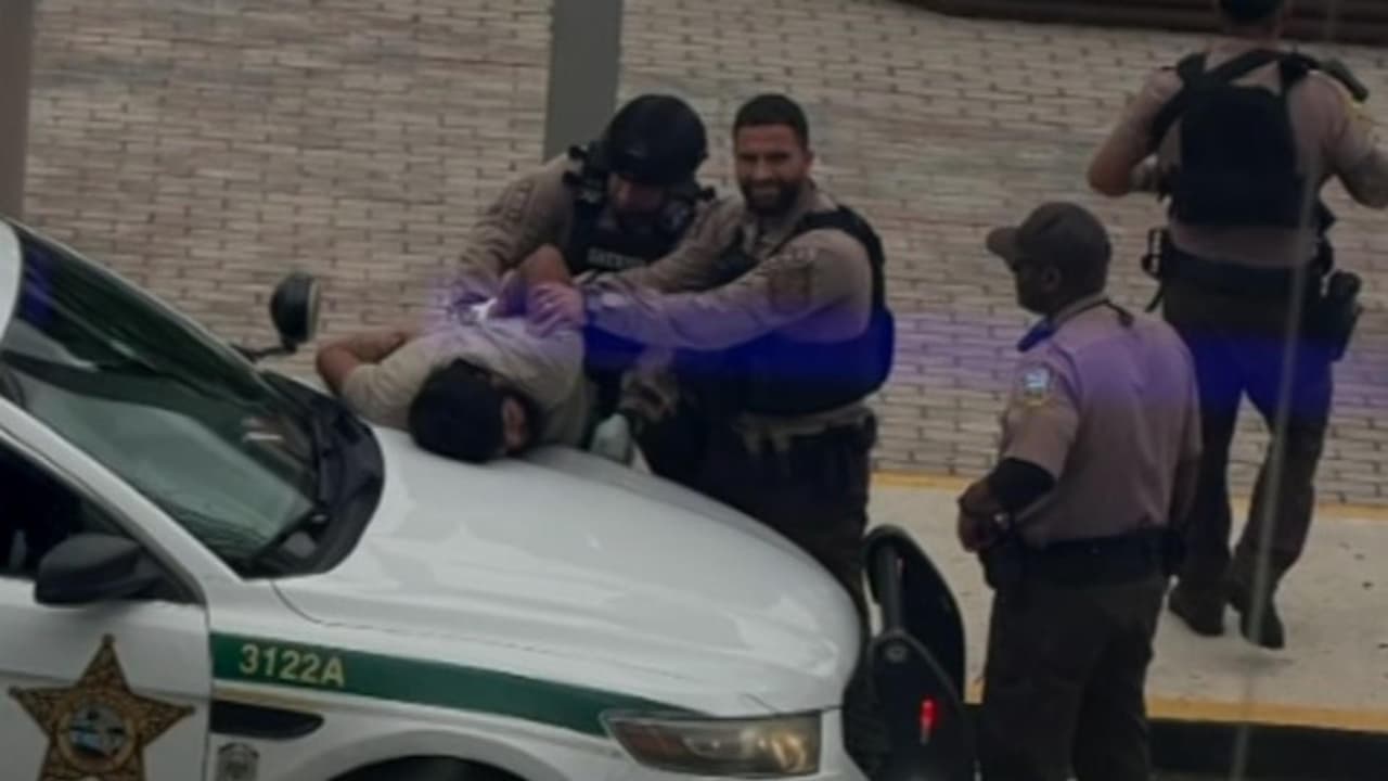 El momento del arresto de un sospechoso tras disparos en el Aeropuerto Internacional de Miami