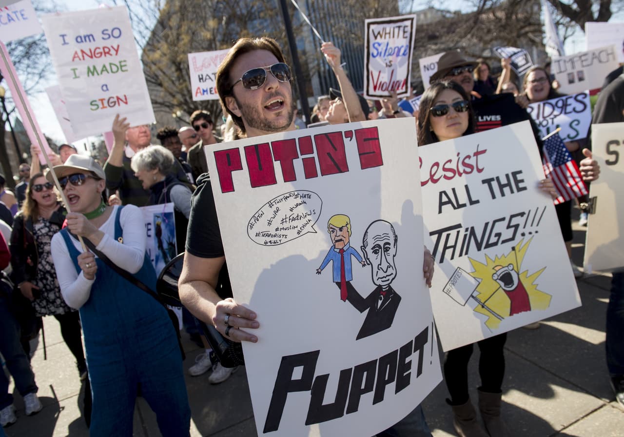 Algunos manifestantes aseguran que Donald Trump no tiene el voto popular, por eso no los representa.