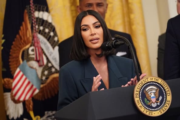 En el evento de la Casa Blanca, Kardashian West anunció una nueva asociación que ayudará a proporcionar a los exreclusos transporte para las entrevistas de trabajo y sus lugares de empleo una vez que los consigan.