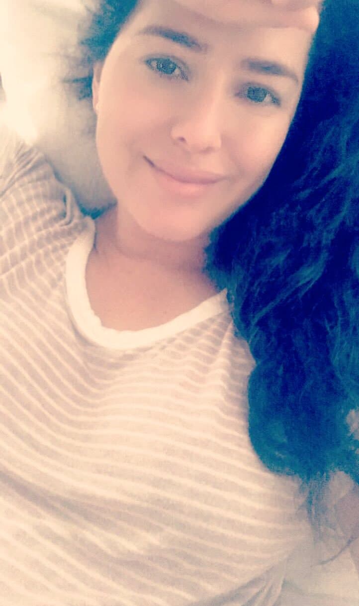 Además de tener los pies bastante hinchados, hemos notado que la cara de la actriz también ha cambiado ligeramente, se le ve más redonda, pero eso sí, llena de ilusión al saber que ya pronto conocerá a su bebé.