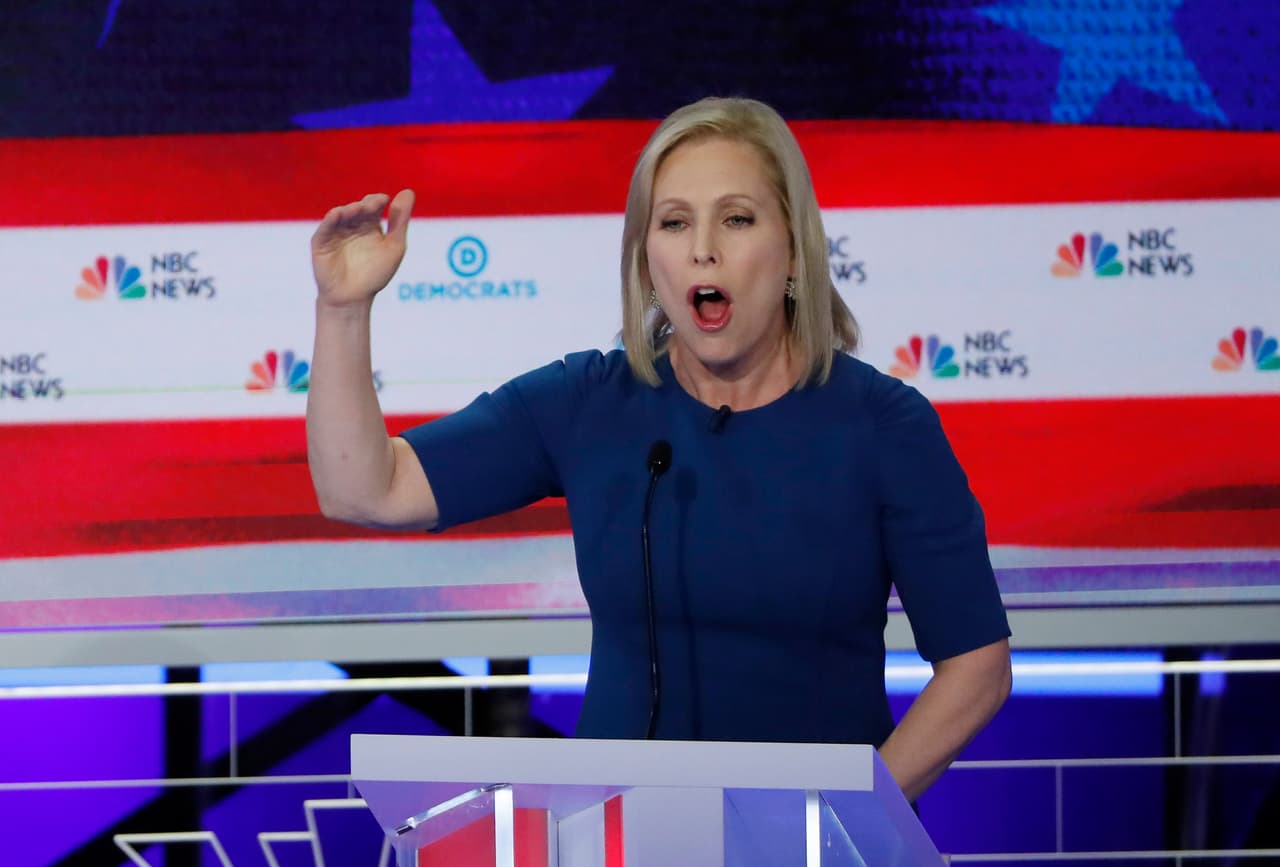 La senadora 
<a href="https://www.univision.com/temas/kirsten-gillibrand">Kirsten Gillibrand</a> fue muy visible al principio del debate y a pesar de recibir sólo un puñado de preguntas directas de los moderadores destacó su apoyo a temas como 
<b>los derechos de la mujer, las elecciones financiadas con fondos públicos y el control de armas</b>. Tanto ella como otros participantes en el debate describieron como 
<b>"jaulas" </b>los albergues donde son confinados los inmigrantes indocumentados detenidos en la frontera.