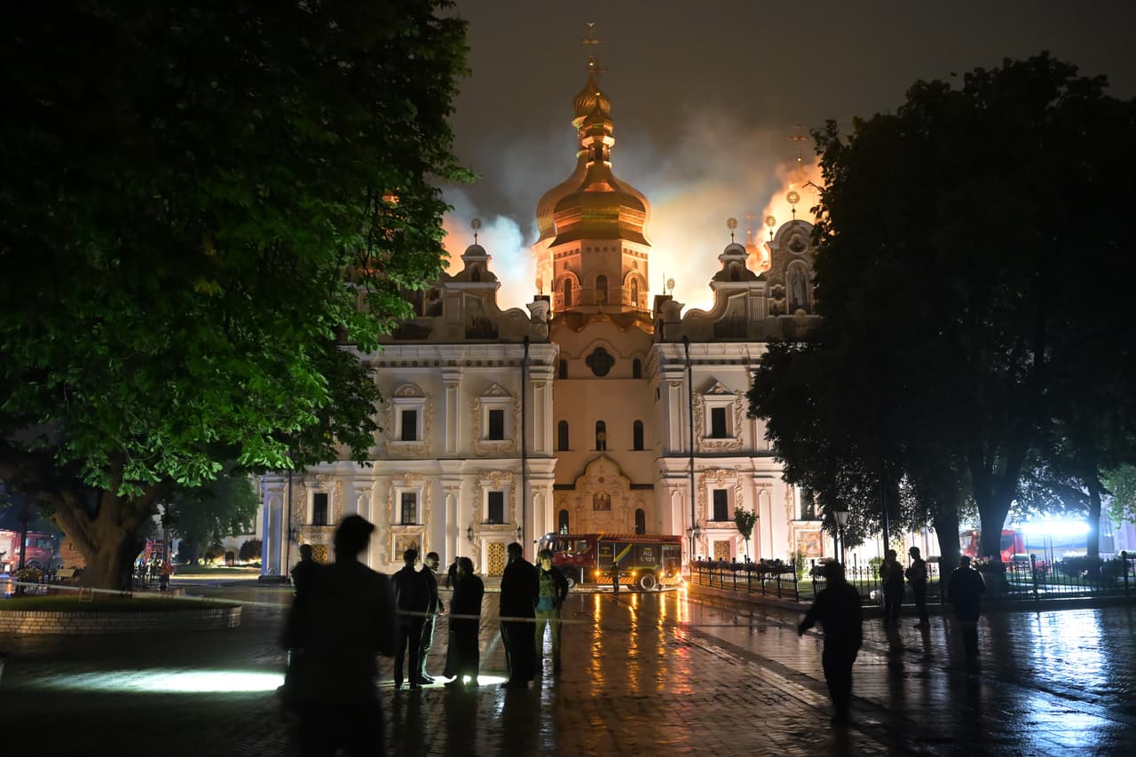 El techo de la Catedral de la Dormición del Monasterio de las Cuevas de Kiev arde el lunes 15 de junio de 2026. (Foto AP/Danylo Antoniuk)
