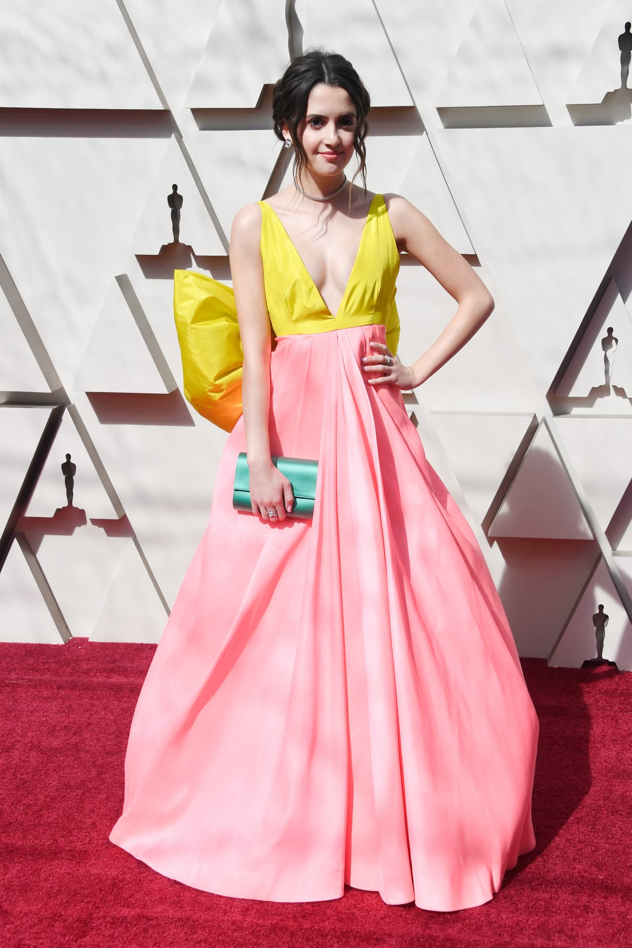 <b>Lo peor: </b>Aunque el intento de colorblock era bueno, el vestido que usó la actriz Laura Marano combinó de manera poco elegante los tonos.