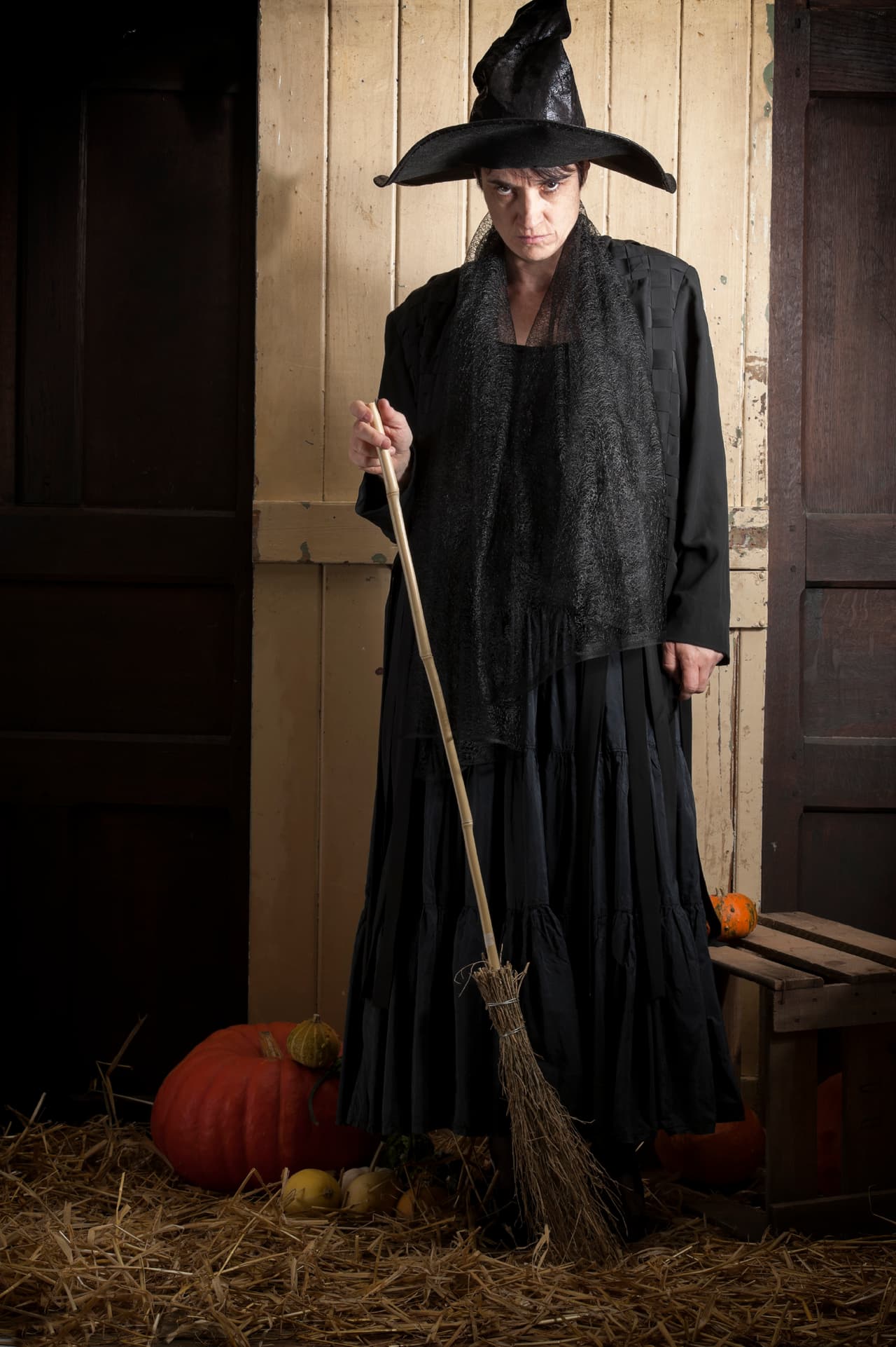 En la Edad Media se pensaba que la noche de difuntos las brujas se reunían con el diablo y hacían una gran fiesta de perversión llamada “Aquelarre” a la cual acudían volando en sus escobas.