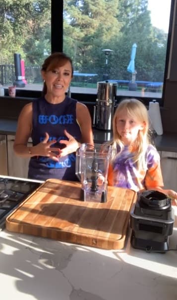 No solo han compartido tips de maquillaje, sino también recetas de cocina. En esta ocasión le mostraron a los seguidores cómo preparar un 'smothie' de plátano.