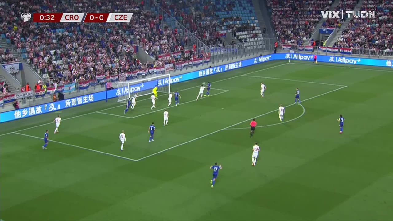 ¡La sacó en la línea! República Checa se salva del primero