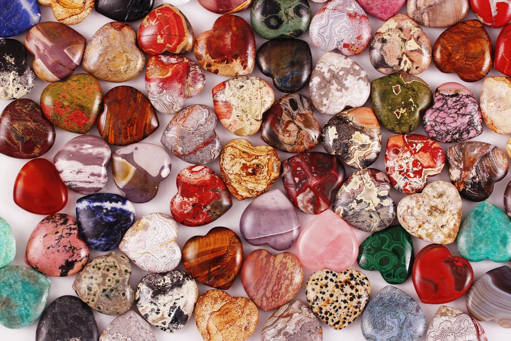 <b>Carga una Piedra de Cetrino </b>
<br>Así es, esta piedrita es conocida por alejar la negatividad, sus funciones se producen cuando la persona que la porta está en contacto con malas vibras. Entonces se encarga de remover las malas energías.