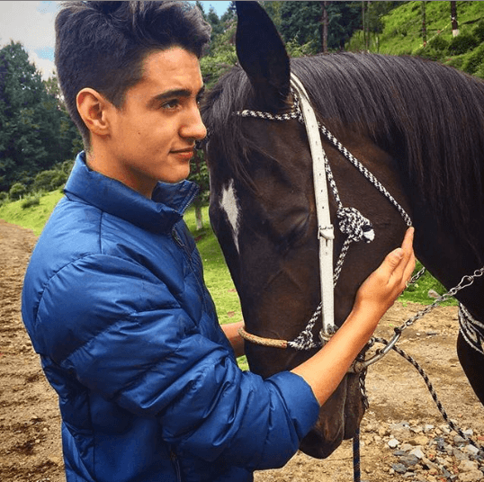 Es amante de los animales, desde pequeño aprendió quitación. 
<br>