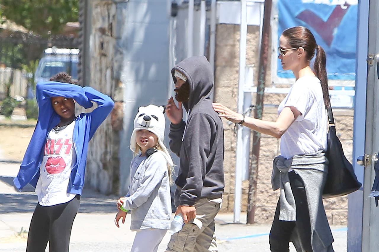 Brad Pitt y Angelina Jolie llevan a los chicos a patinar sobre hielo.
