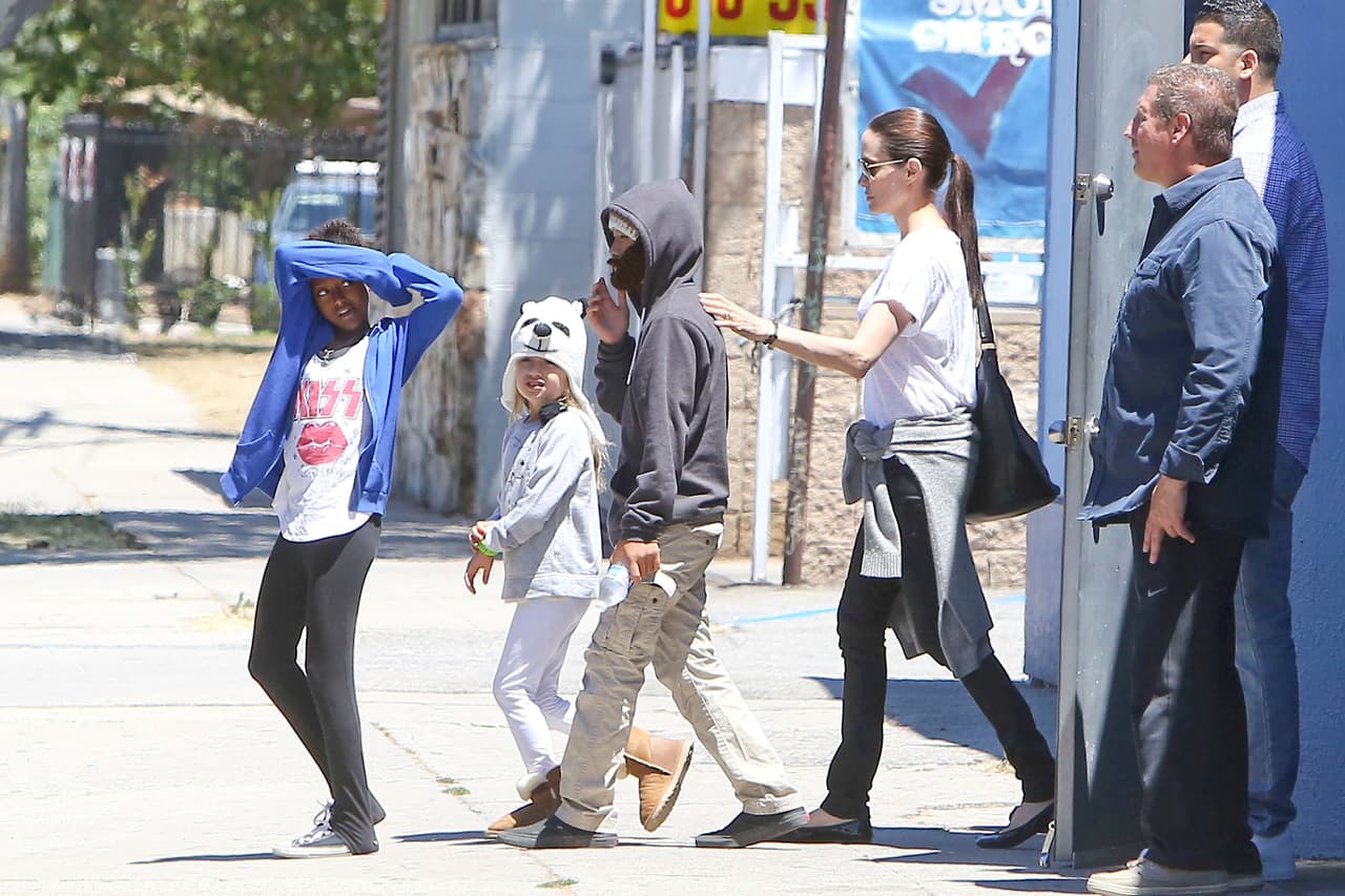 La familia saliendo del local en Van Nuys, California.