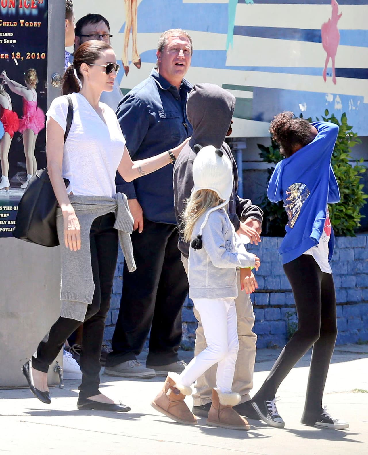 Había tanto sol que Zahara se cubría el rostro.