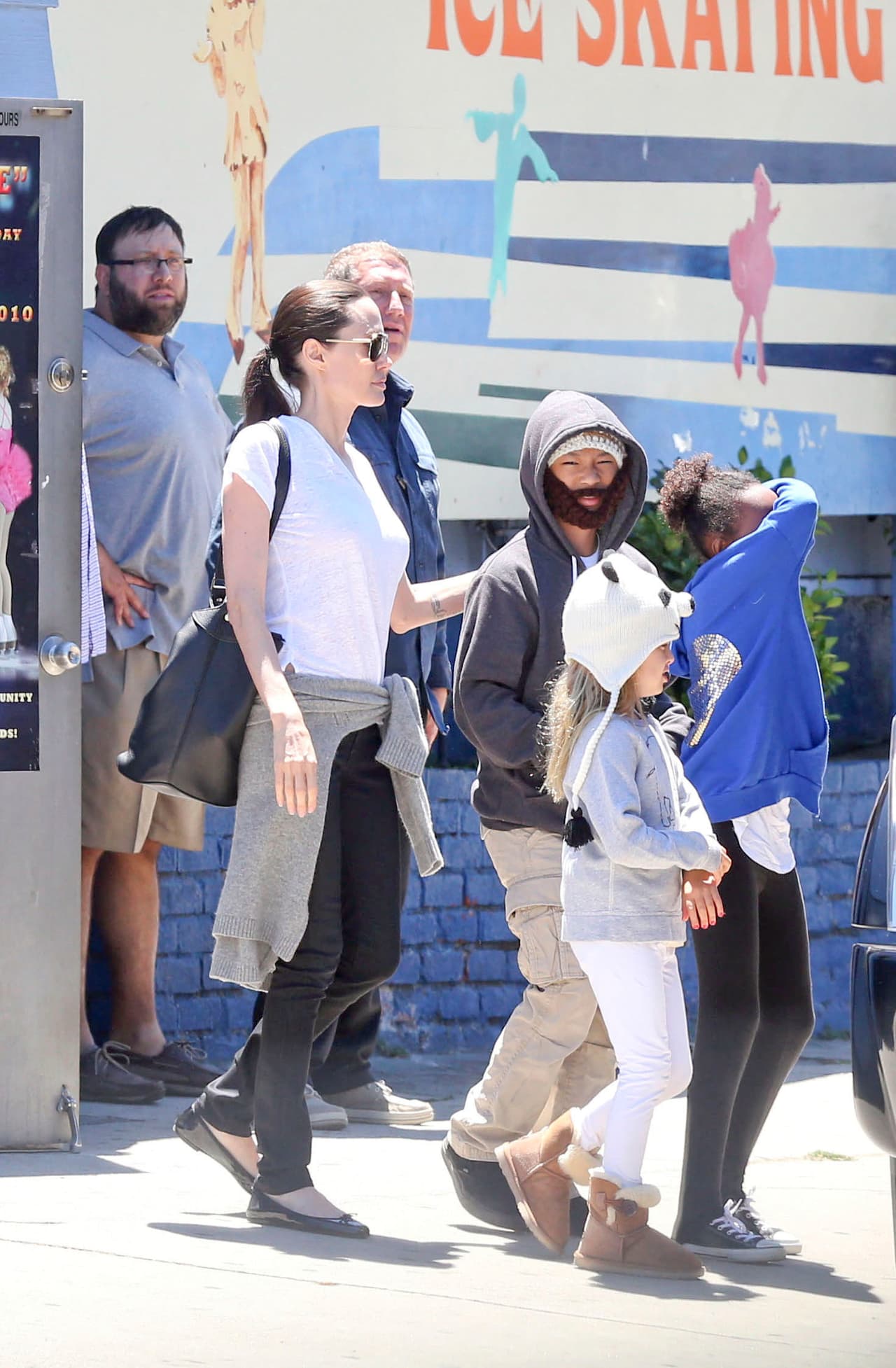 Angelina saliendo del lugar después de pasar un lindo rato.