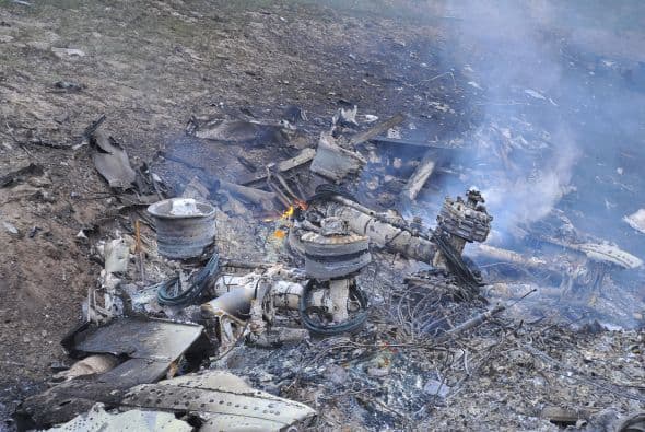 Los testigos indicaron que el avión empezó a "desmoronarse" cuando todavía estaba en el aire y se dividió en tres partes, cuando tocó el suelo. Un resto fue encontrado a varios kilómetros del lugar del accidente.