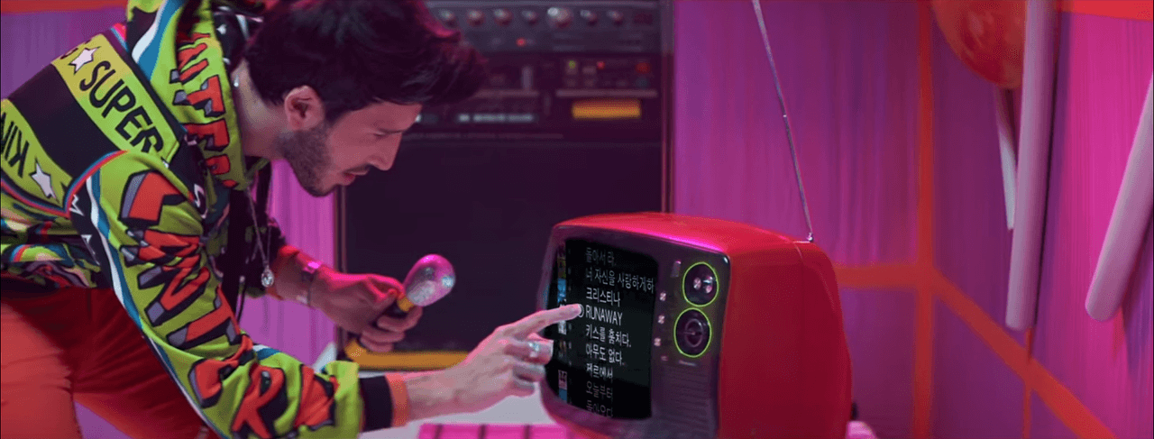 En el cuarto se encuentra con una radio vintage, que sintoniza en "Runaway"