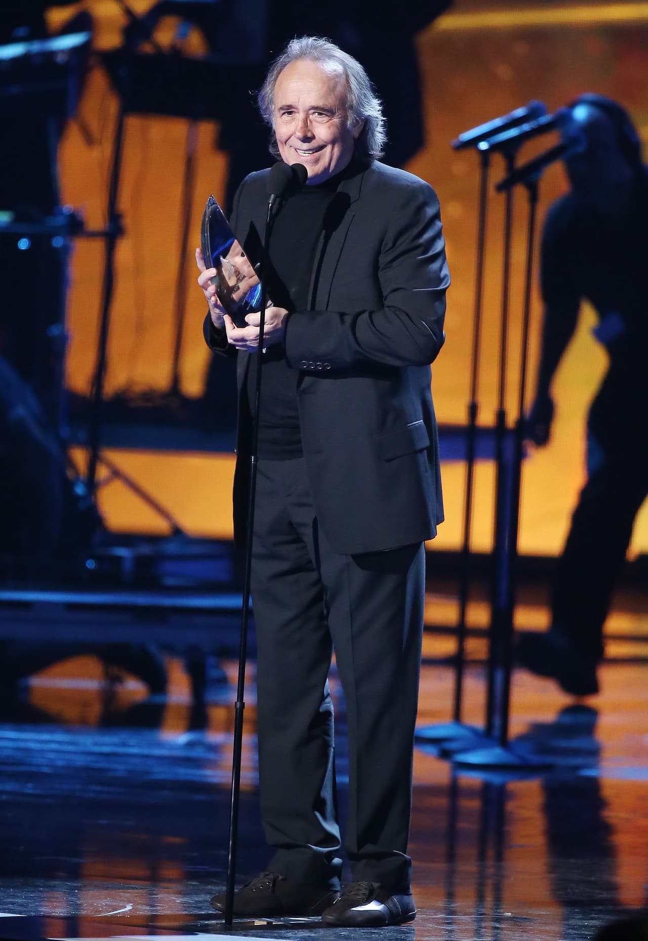 Serrat fue homenajeado con una gran gala en Las Vegas, Nevada y emocionado dijo: "Me siento feliz, honrado de esta noche realmente emocionante”, comentó el cantante de 74 años al recibir el premio de manos de Gabriel Abaroa, presidente de la Academia.