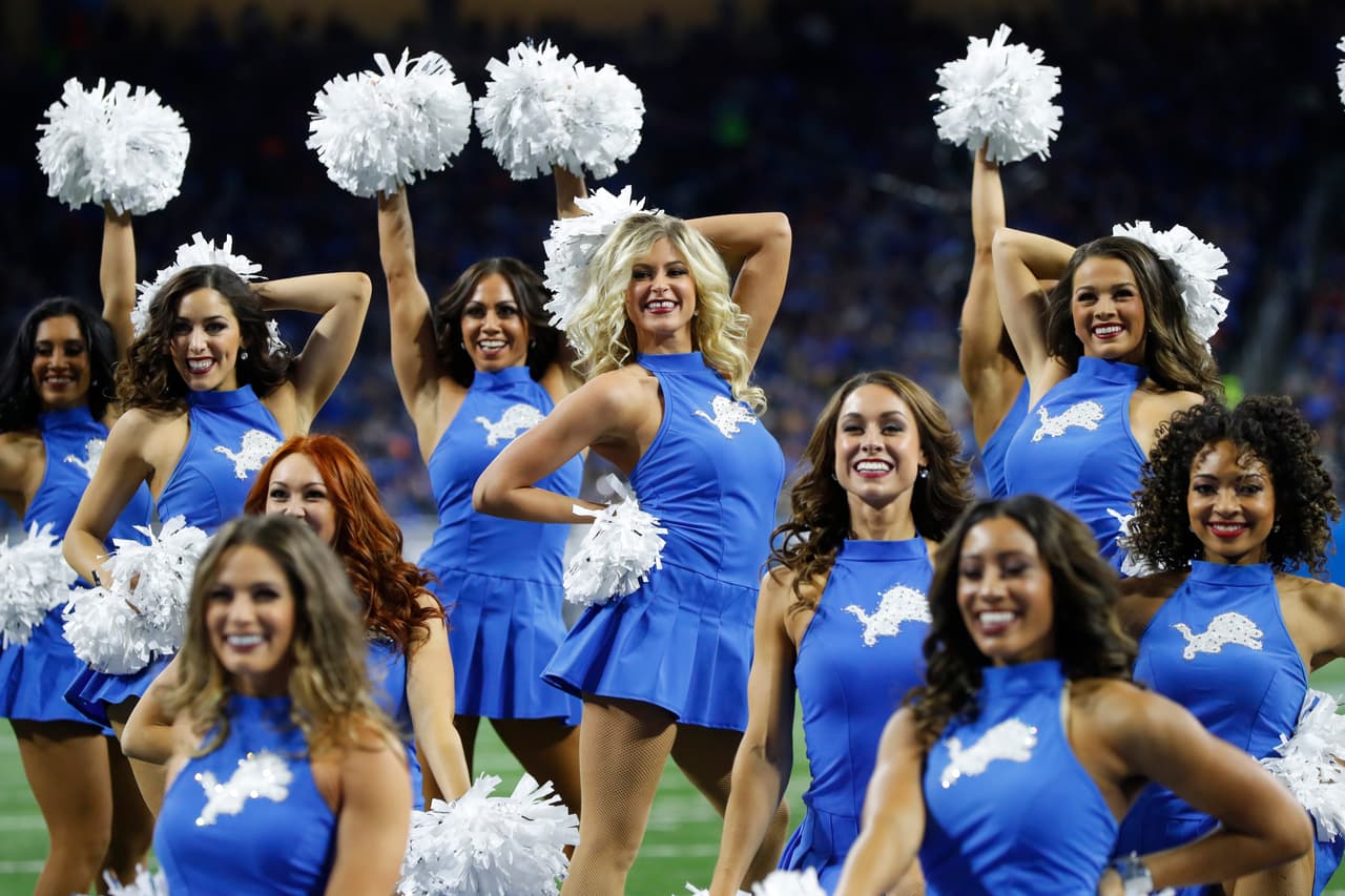 El duelo en casa de Detroit Lionel con Chicago Bears en la NFL marca una jornada especial en la que celebridades como Tim Allen, los disfraces de los hinchas y las porristas le dan un colorido único.