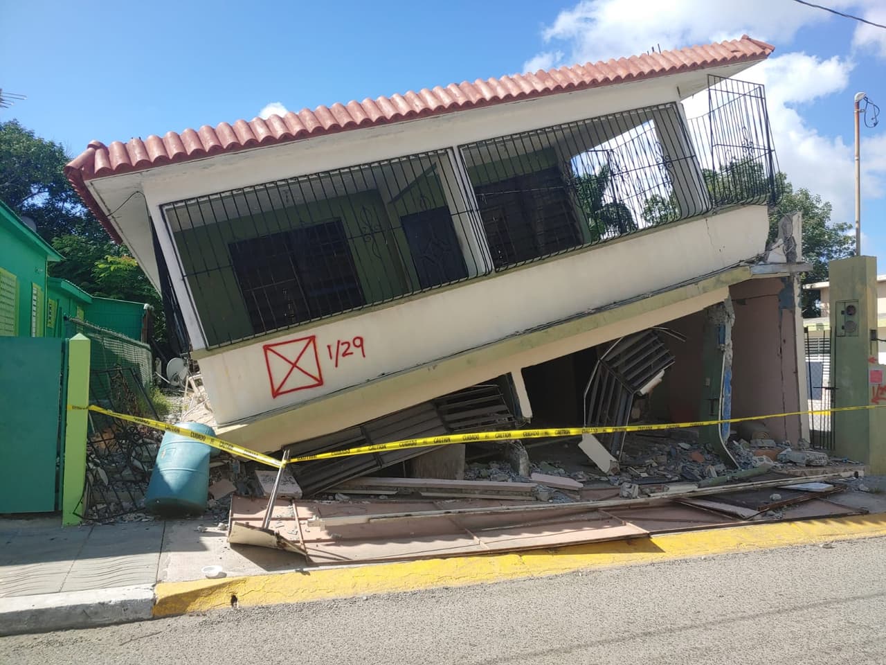 Muchas personas que han abandonado sus hogares se han mudado a pueblos en otras regiones de la Isla y a los Estados Unidos.