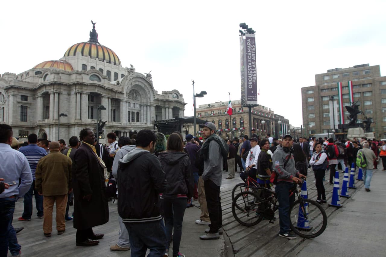 Fanáticos rodean el recinto cultural, donde Juan Gabriel cantó por vez primera en 1990.