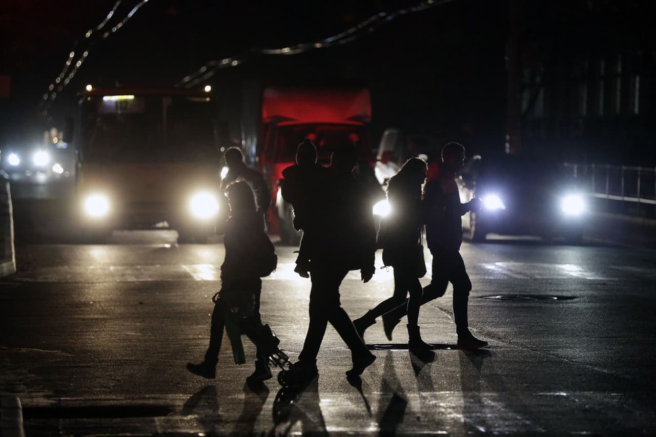 <b>Sigue la violencia en Donbas y comienzan los ataques cibernéticos de Rusia (2015 -2019)</b>
<br>
<br>En febrero de 2015 firma un nuevo acuerdo de cese a la violencia en el este de Ucrania que vuelve a fracasar. Desde 2014 hasta hoy, más de 14,000 personas han muerto, decenas de miles han resultado heridas y más de un millón han sido desplazadas.
<br>
<br>Mientras continúa la lucha en Donbas, Rusia ataca repetidamente a Ucrania en una serie de agresiones cibernéticas (en la foto), incluido un ataque en 2016 a la red eléctrica de Kiev que provoca un gran apagón.
<br>