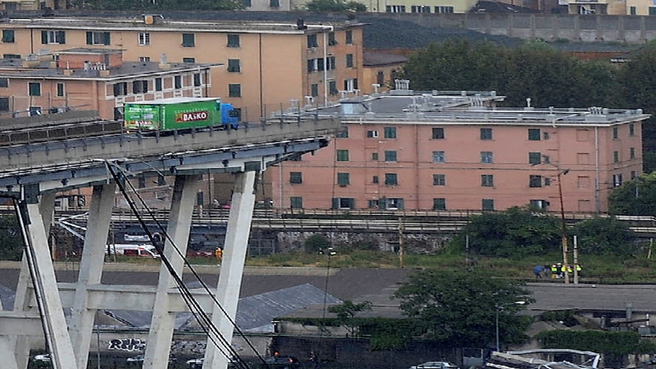 La historia detrás del camión que quedó a unos pies de caer al vacío en el puente que colapsó en Italia