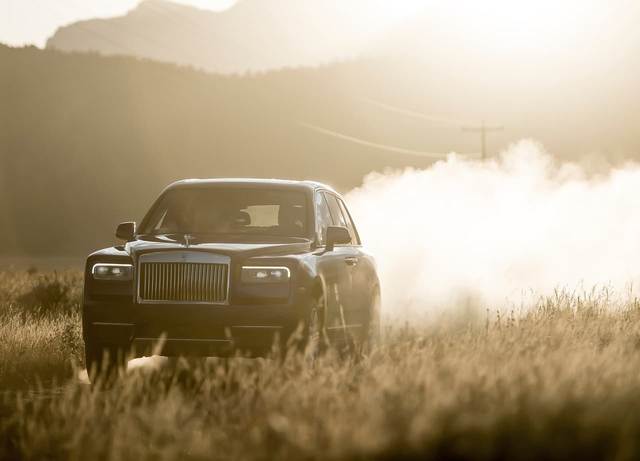 A diferencia de los otros modelos de Rolls-Royce, la Cullinan fue desarrollada teniendo en mente que su uso sería fuera del asfalto, pero sin abandonar la filosofía de lujo y exclusividad que ha caracterizado a la marca por tantos años.