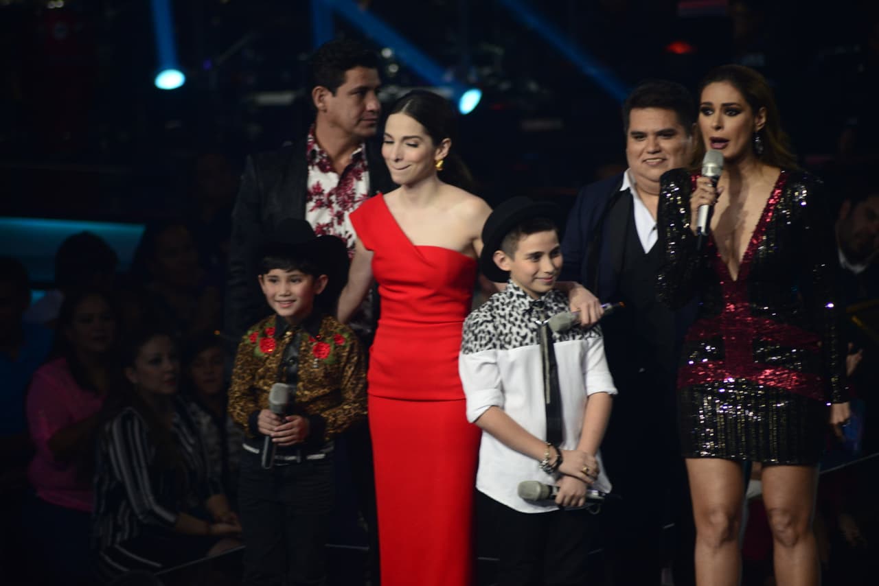 Cuando no están frente a la cámara, los famosos hacen de todo, lo malo es que no se dan cuenta que nuestra cámara indiscreta anda alerta y los está viendo. Así fue como captamos a jueces y capitanes en el detrás de cámaras.