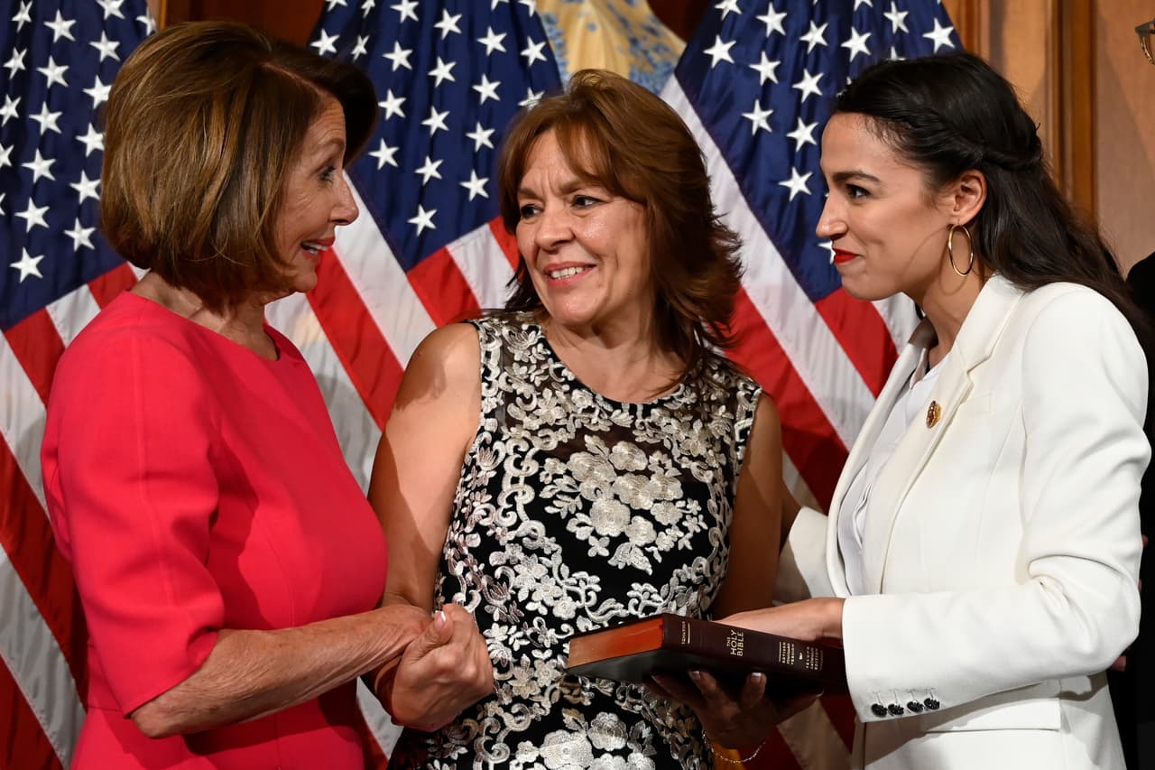 Nuevo libro sobre Nancy Pelosi detalla la tensa relación que tiene con Ocasio-Cortez y 'The Squad'