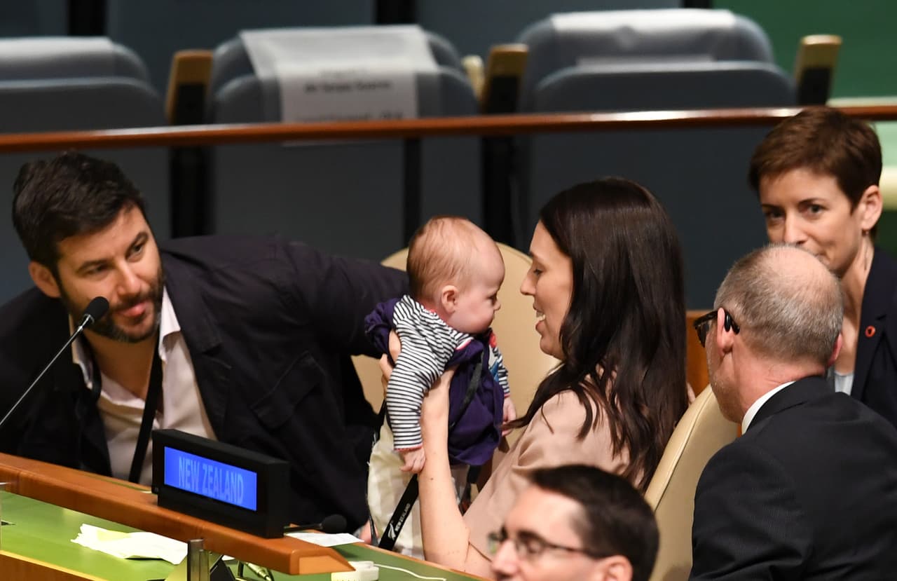 La presencia de la pequeña es histórica en el recinto de la ONU y eso se ha hecho notar en la reacciones de muchos asistentes: "Ojalá hubiera podido capturar la mirada de sorpresa en una delegación japonesa dentro de la ONU ayer que entró en una sala de reuniones en medio de un cambio de pañales",
<a href="https://twitter.com/NZClarke/status/1044252770268672000">compartió con gracia en su cuenta de Twitter la mandataria.</a>
